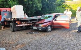 Carro bate contra caminhão estacionado em São José do Cedro