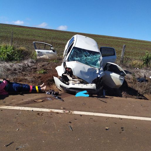 Colisão entre carro e caminhonete deixa três feridos em Campo Erê