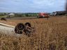 Carro com gêmeos capota em lavoura e um deles morre em SC