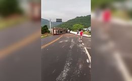 Caminhão cegonha tomba e bloqueia SC - 480, em Chapecó