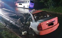 Homem morre após colisão entre carro e ônibus na BR-282
