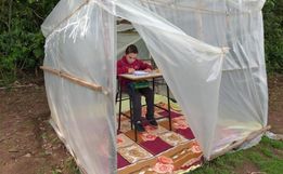 Sem internet em casa, família constrói tenda na lavoura para filho estudar on-line