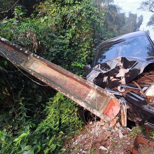  Carro destrói poste em acidente em Itapiranga