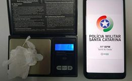 PM de Iporã do Oeste aborda ocupantes de carro consumindo drogas e motorista tem CNH recolhida