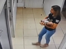 Policial embala bebê enquanto mãe, vítima de violência, é atendida; Veja