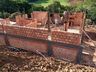 Família inicia construção após fogo queimar a residência