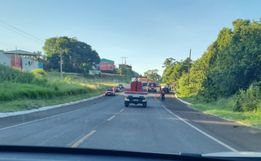 Motociclista é socorrida em estado grave após acidente com carreta na BR-163 em SMO 