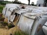Caminhão sai da pista e tomba às margens da SC 163, em Iporã do Oeste