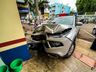 Veículo colide em fachada de empresa em São Miguel do Oeste; vídeo