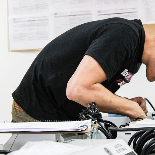 45ª Zona Eleitoral realiza configuração de urnas para o 2º turno; ouça