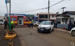 Veículo colide em poste de energia elétrica no centro de Iporã do Oeste