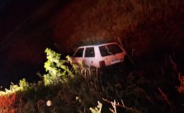 Carro sai da pista na SC-496 em Descanso; três pessoas saem ilesas