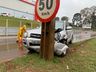 VÍDEO: Mulher fica ferida após carro bater em poste na Willy Barth