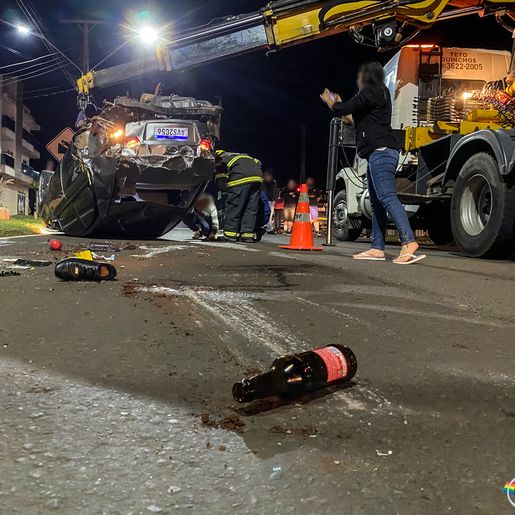 VÍDEO: condutor recusa bafômetro após capotar carro e invadir residência