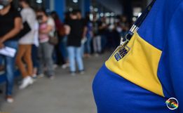 Centenas de pessoas fazem fila por vagas de trabalho no Bonno Atacado e Varejo