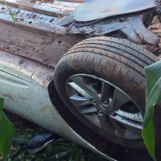 Motorista sofre ferimentos leves durante capotamento em Anchieta