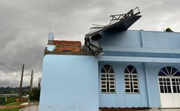 Temporal causa destelhamentos e queda de árvores em Descanso