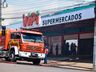 Bombeiros trabalham no rescaldo do incêndio no Super Vipi Center