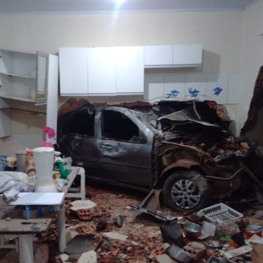Carro bate contra parede e invade cozinha de casa no Paraná