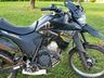 Moto colide em fiação sobre a pista e duas pessoas ficam feridas em acidente na SC 163