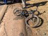 Ciclista fica gravemente ferida ao ser atingida por sapata de caminhão em SMOeste 