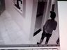 Vídeo: Homem persegue jovem, invade prédio e se masturba na frente dela