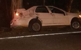 Motorista fica ferido ao colidir carro contra árvore entre Palma Sola e Flor da Serra do Sul