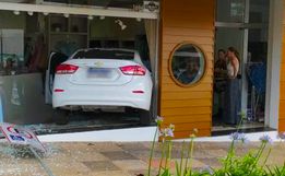 Carro invade loja no centro de São Miguel do Oeste
