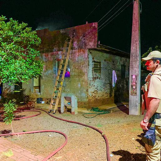 VÍDEO: Bombeiros atendem princípio de incêndio em residência 