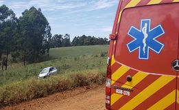 Motorista sofre escoriações em capotamento no interior de São José do Cedro