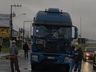 Caminhoneiro tenta furar bloqueio da BR-101 e é apedrejado