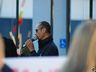 Servidores municipais fazem novo protesto na frente da prefeitura