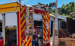 VÍDEO: Incêndio consome depósito ao lado de residência em SMOeste
