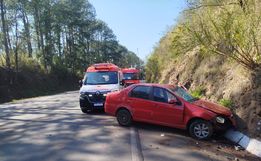 Idoso fica ferido em colisão entre carro e caminhão na BR-282, em Maravilha