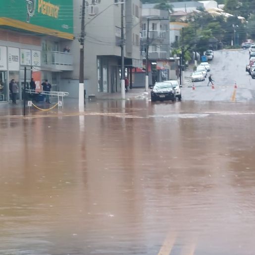 Centro de Maravilha fica alagado devido à forte chuva 