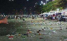 Réveillon deixou rastro de lixo na praia em Balneário Camboriú