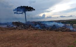  Depósito de madeiras é atingido pelo fogo em Campo Erê