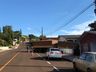 Caminhão bitrem invade quintal de residência em Guarujá do Sul