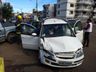 Colisão entre carro e caminhonete deixa mulher ferida