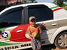 Menino no interior de Descanso realiza sonho de conhecer e receber visita de policias militares