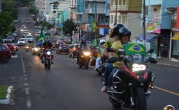 Mais de 100 veículos participam de carreata “Verde e Amarela” em SMOeste diz coordenação 