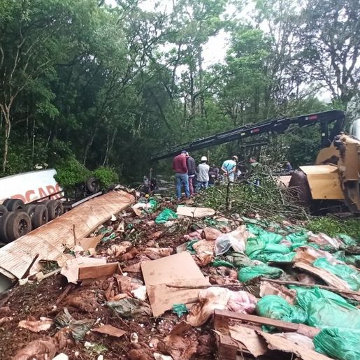 Carreta tomba e casal fica ferido em grave acidente na RSC-472