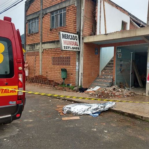 Homem morre após cair da laje de uma casa em Santa Catarina