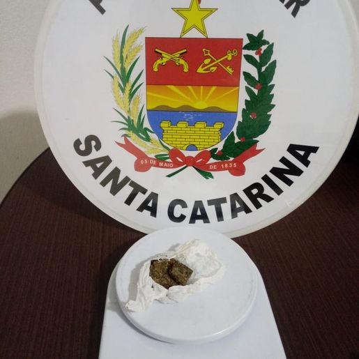 Jovem é flagrado com drogas ao entrar no fórum de Pinhalzinho