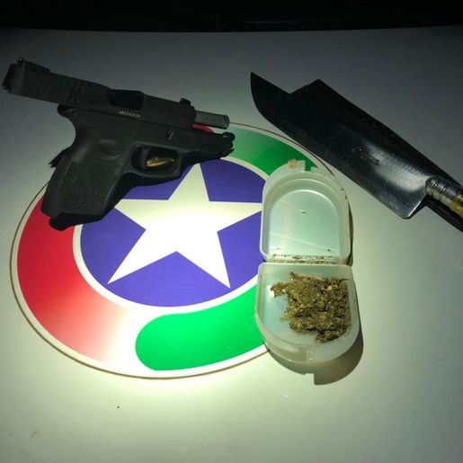 Polícia Militar apreende arma de fogo e maconha; um homem foi preso