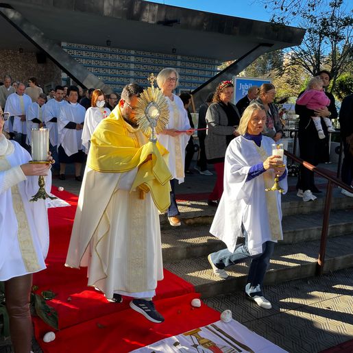 Celebração de Corpus Chirsti reúne mais de mil pessoas em São Miguel do Oeste 