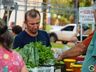 Feirantes iniciam comercialização de produtos na Área coberta da Praça Central 