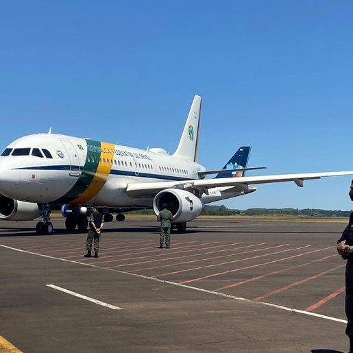 Presidente Jair Bolsonaro pousa no Aeroporto de Chapecó