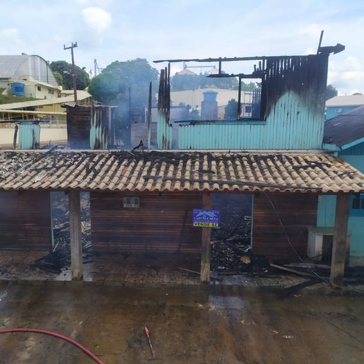 Incêndio destrói edificação em Campo Erê 