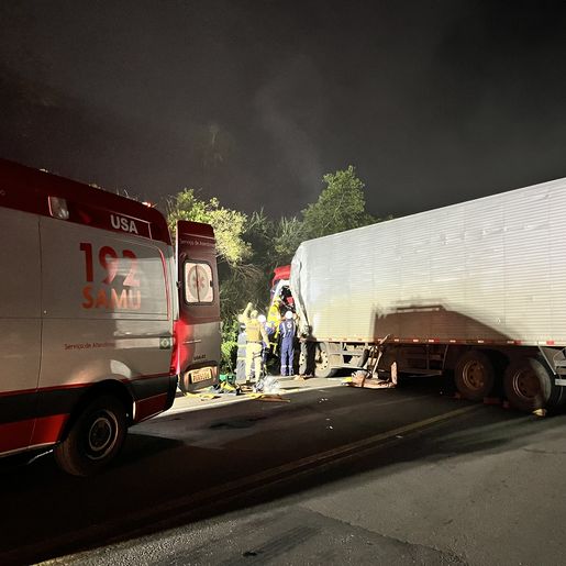 Colisão entre carreta e caminhão na BR-282 deixa um ferido grave